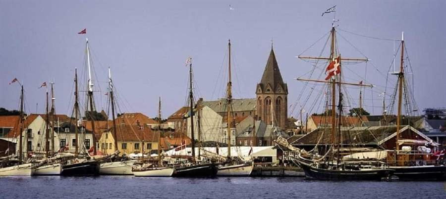 Hafen von Assens mit alten Schiffen
