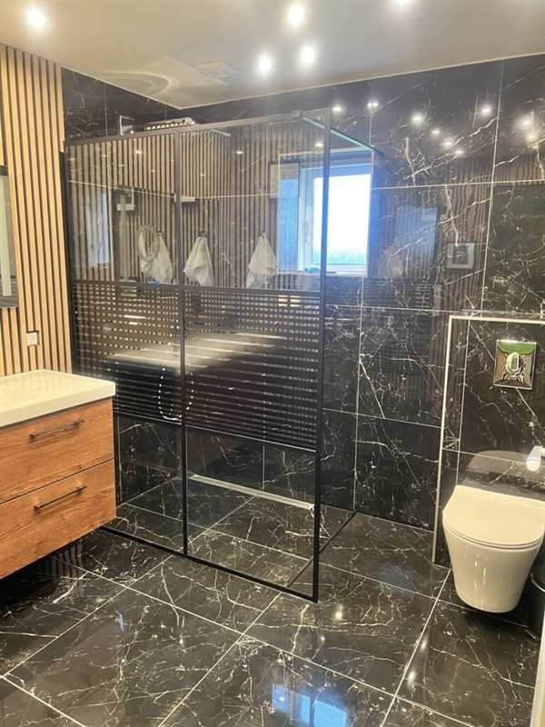 Marmorbad mit Grohe-Duschsystem