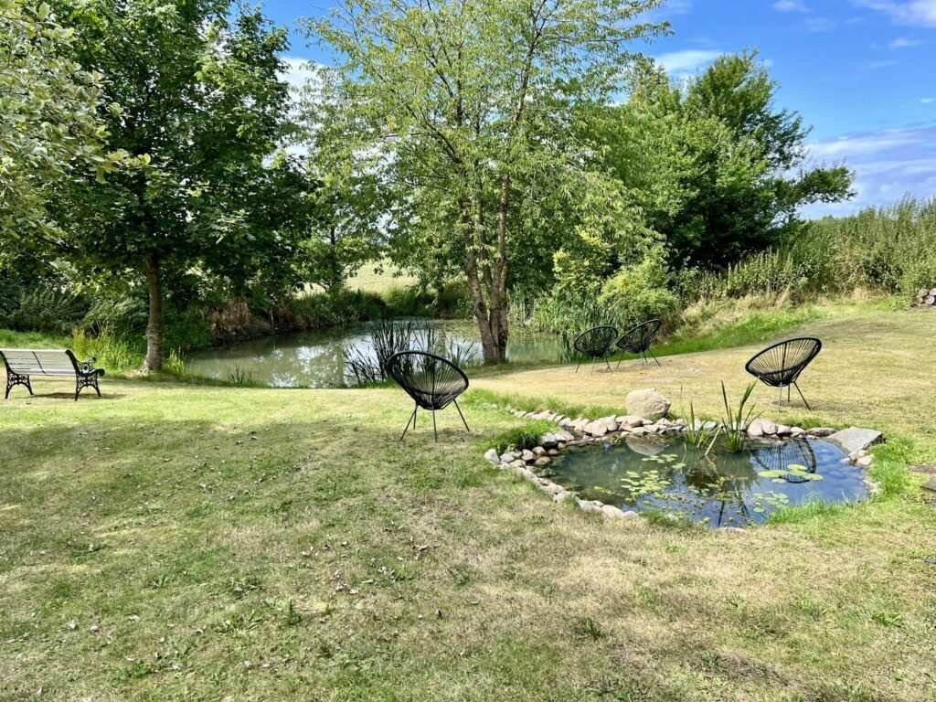 Parkähnlicher Garten mit Teich auf Kohavegaard