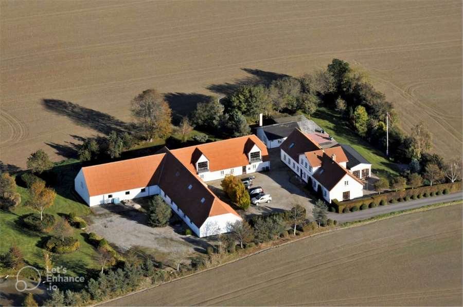 Kohavegaard aus der Luft, umgeben von Feldern