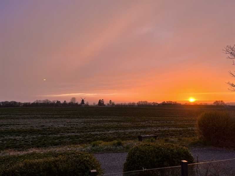 Sonnenuntergang über den Feldern bei Assens